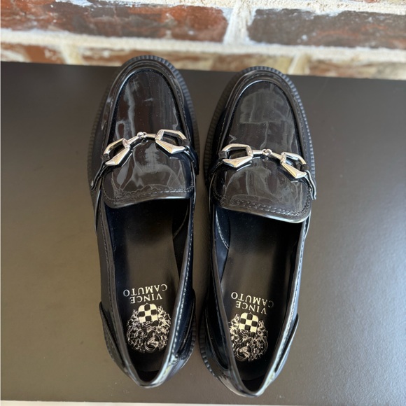 Vince Camuto Elpia Black Patent Leather Loafers Silver Chain Size 8 NWOT - Picture 6 of 14